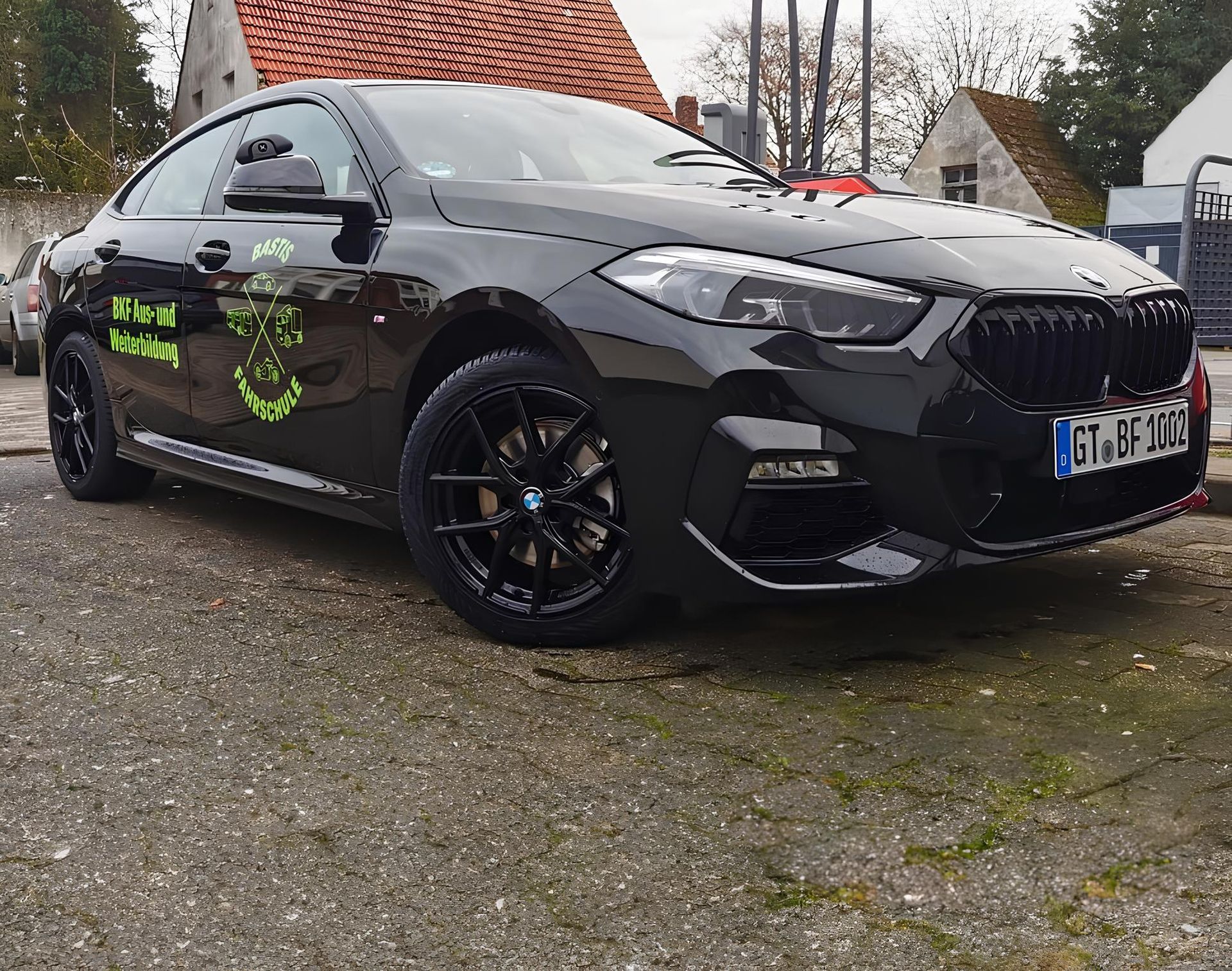 Unser BMW Fahrschulauto mit Logo auf den Türen